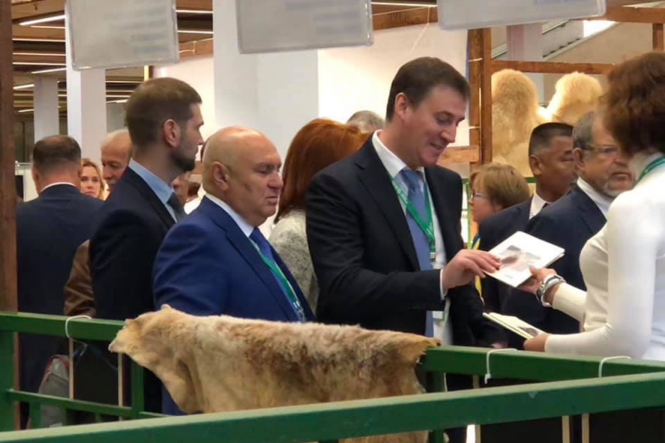 Министр сельского хозяйства РФ посетил стенд областного племенного хозяйства 